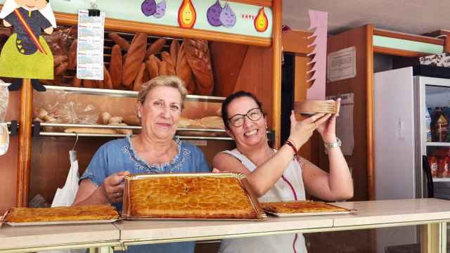 Rosa y Emi en el horno Bardisa celebran su victoria en el concurso en la coca amb tonyina de Alicante.