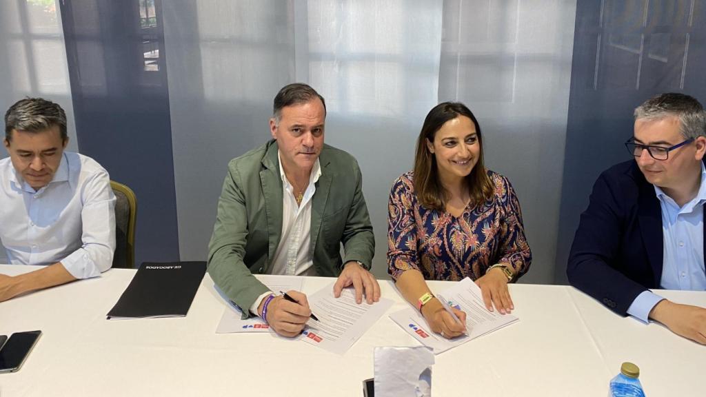 Firma del acuerdo entre Vamos Palencia y el PSOE para dar la gobernabilidad a Miriam Andrés