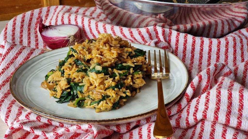 Arroz frito con espinacas y huevo, una receta sin gluten y sin lactosa