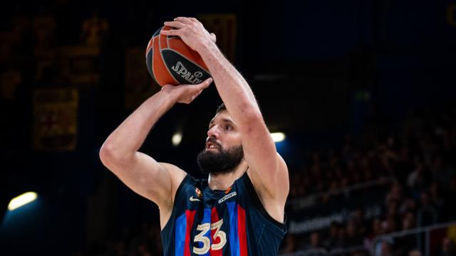 Mirotic realiza un lanzamiento a canasta con el Barcelona.