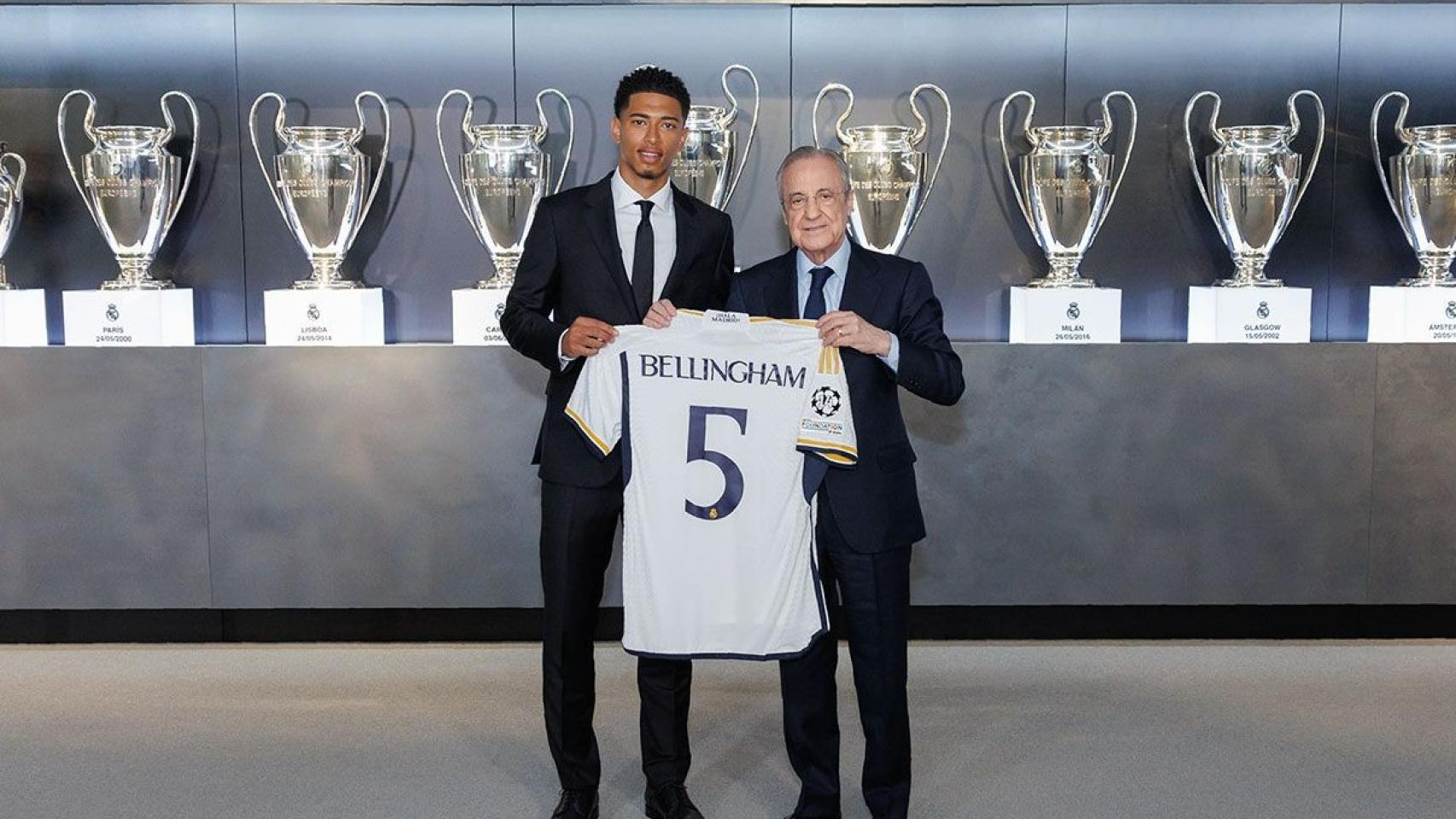 Jude Bellingham, junto a Florentino Pérez en su presentación.