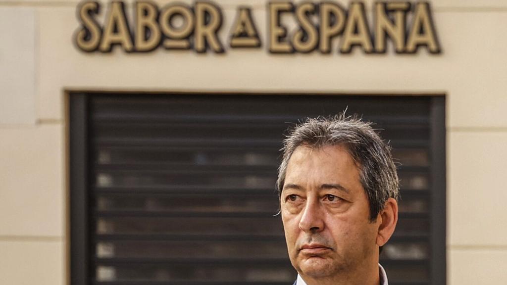 Vicente Barrera acude a Les Corts para negociar el futuro gobierno con el PP.