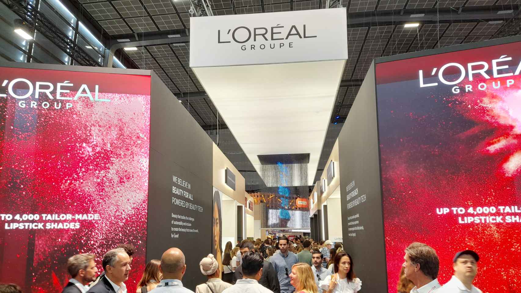 Visitantes en el estand de L'Oréal durante la edición de VivaTech 2023 en París.