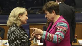 La vicepresidenta en funciones Nadia Calviño conversa con la directora del FMI, Kristalina Georgieva, durante el Eurogrupo de este jueves en Luxemburgo