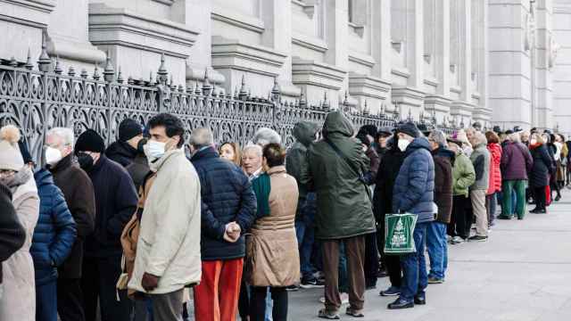 Personas haciendo cola en la sede de Banco de España en Madrid para comprar letras del Tesoro, el pasado mes de febrero.