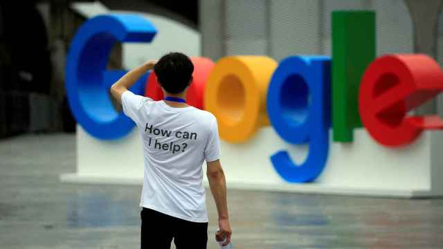 Un hombre delante del logo de Google en un evento en Shanghai.