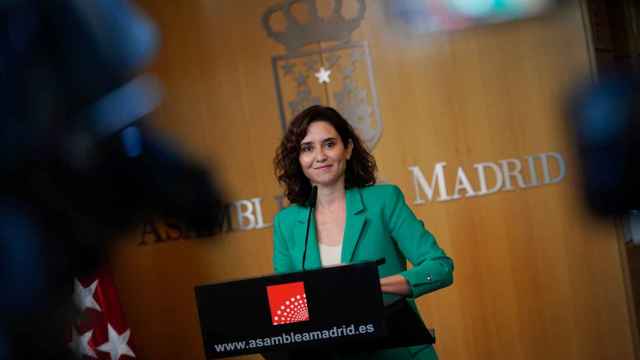 Isabel Díaz Ayuso en la Asamblea de Madrid durante la visita del grupo popular con el presidente de la Mesa.