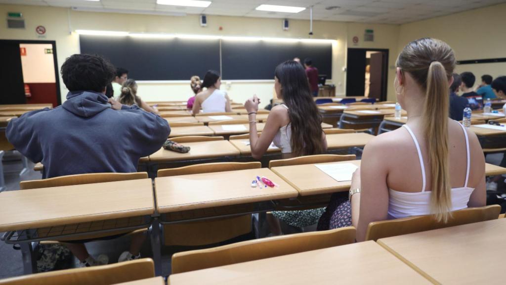 Varios estudiantes enfrentándose a un examen de la EVAU.