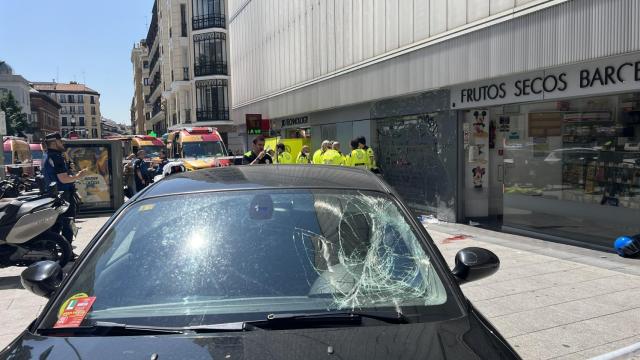 El coche que ha invadido la acera.