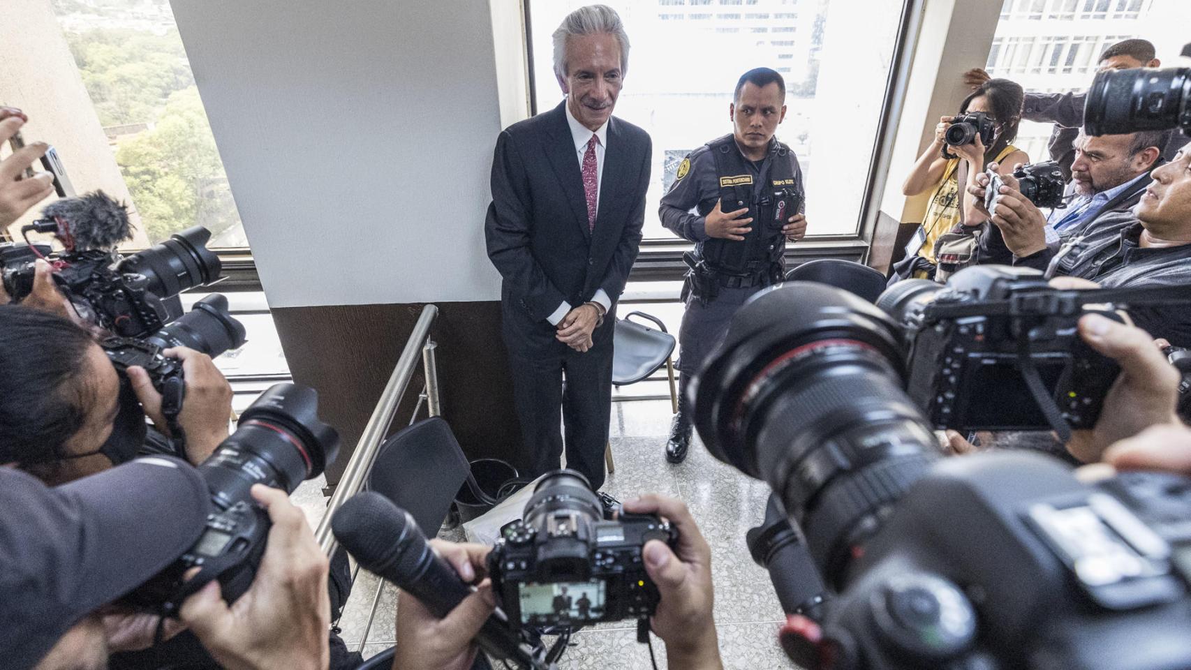 Periodistas y fotógrafos rodean al periodista José Rubén Zamora luego de conocerse su condena a prisión.