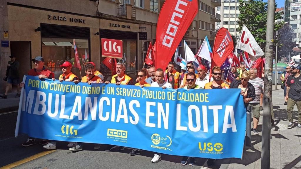 Protesta de trabajadores del sector de ambulancias, en Santiago.