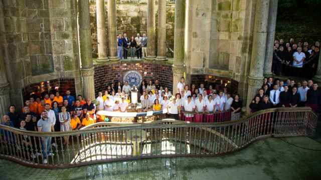 El quipo de Mondariz Balneario brinda por su 150 aniversario.