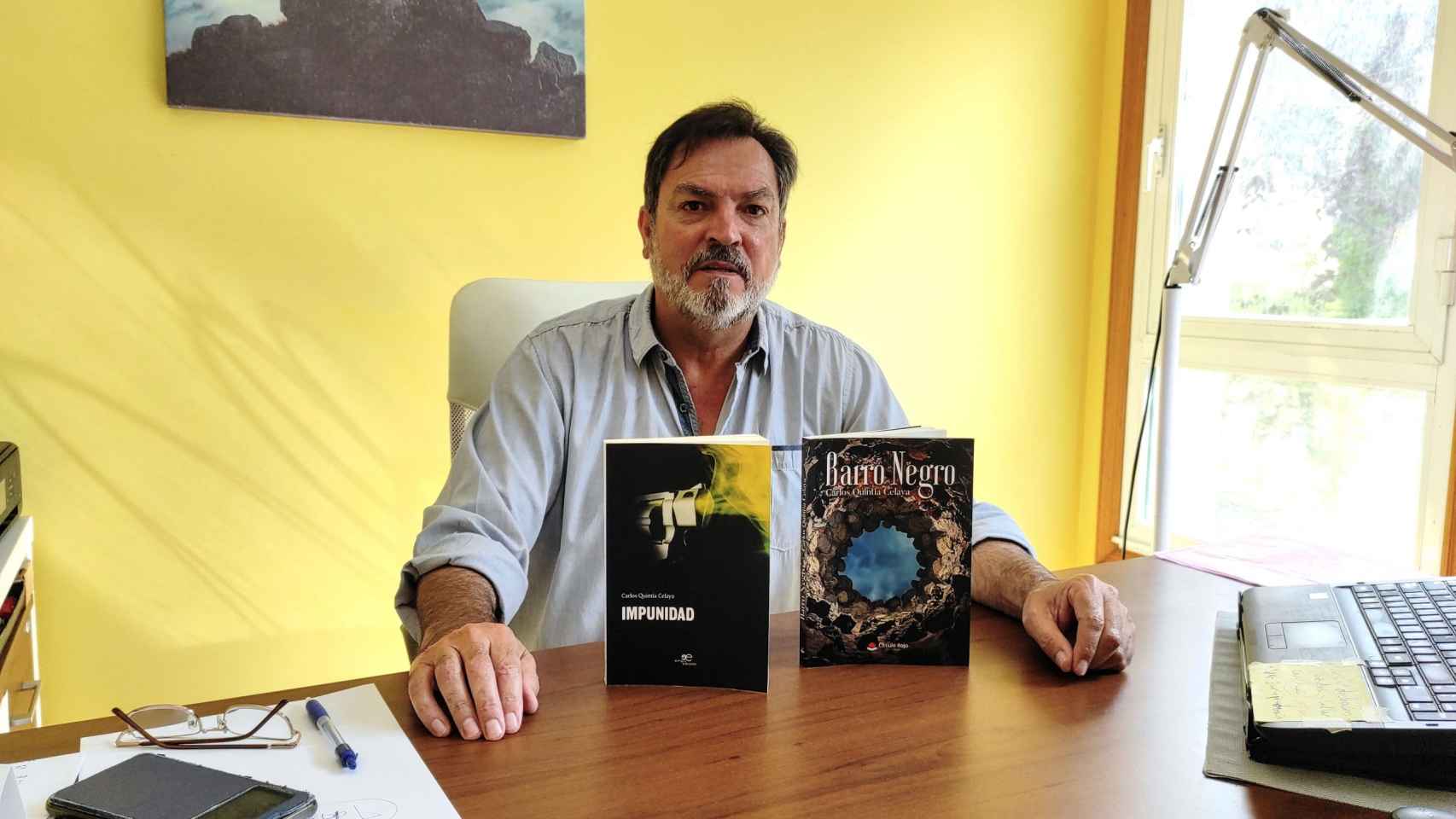 Carlos Quintía en su despacho con dos de sus libros publicados.