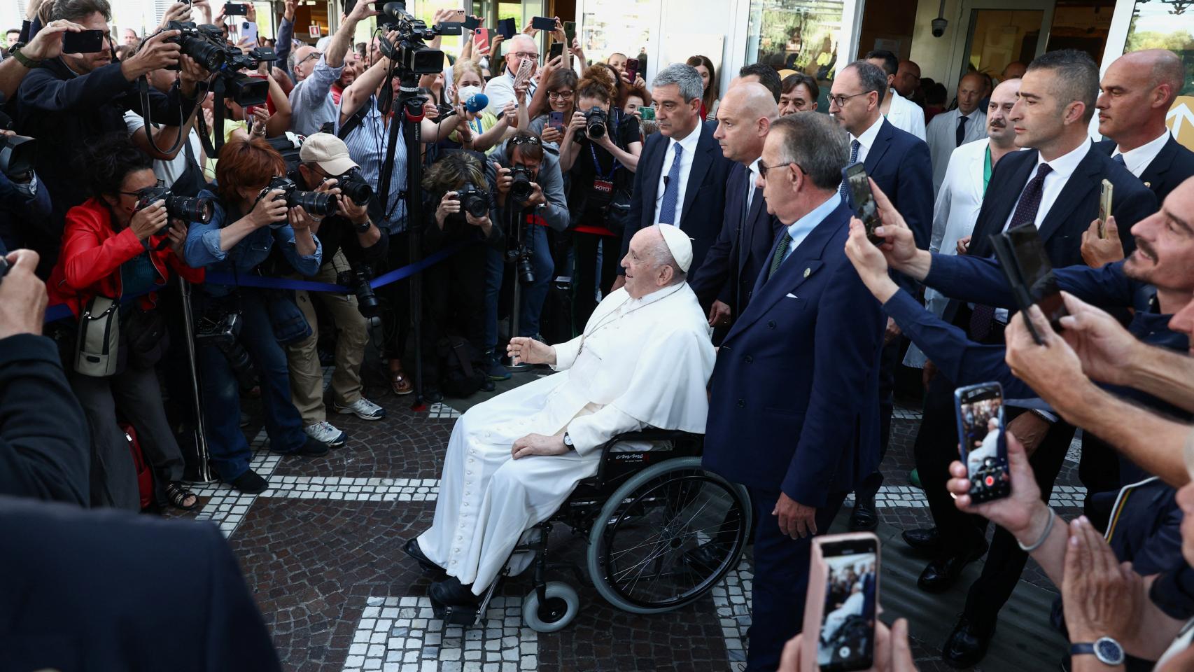 Papa Francisco es dado de alta del Hospital Gemelli de Roma.