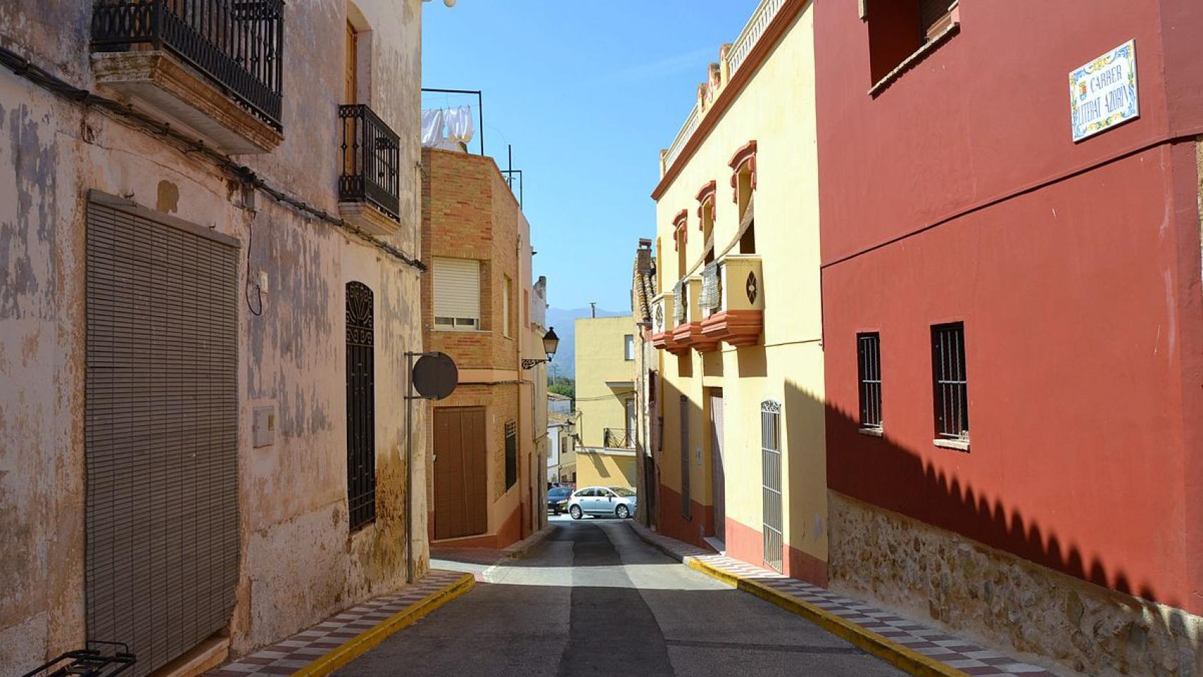 Calle de Benidoleig, una de las localidades de España con más vehículos registrados por habitante.