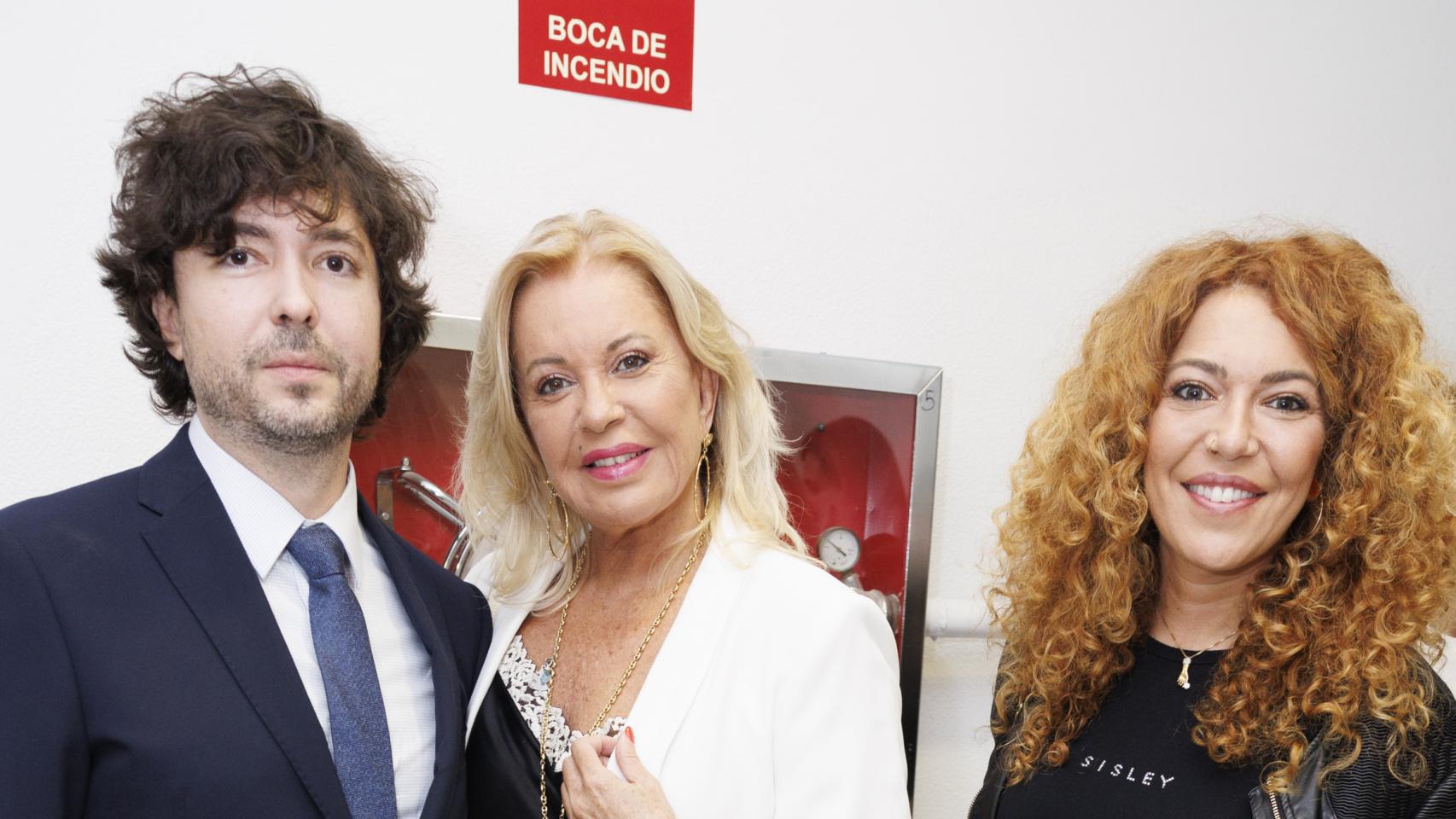 Bárbara Rey junto a sus dos hijos en un acto público en Madrid, en octubre de 2022.