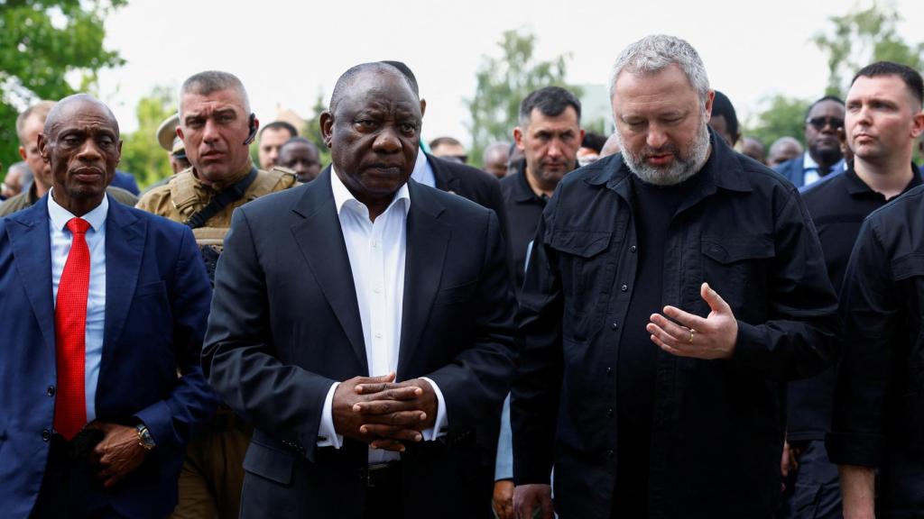 El presidente de Sudáfrica, Cyril Ramaphosa, y el fiscal general de Ucrania , Andriy Kostin, visitan una fosa común en la ciudad de Bucha.