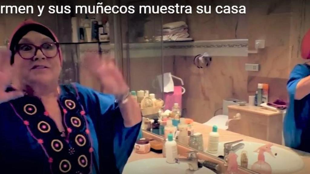 La artista enseñaba a las cámaras su baño.