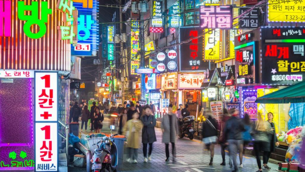 Calle en el barrio de Sinchon, Seúl (Corea del Sur).