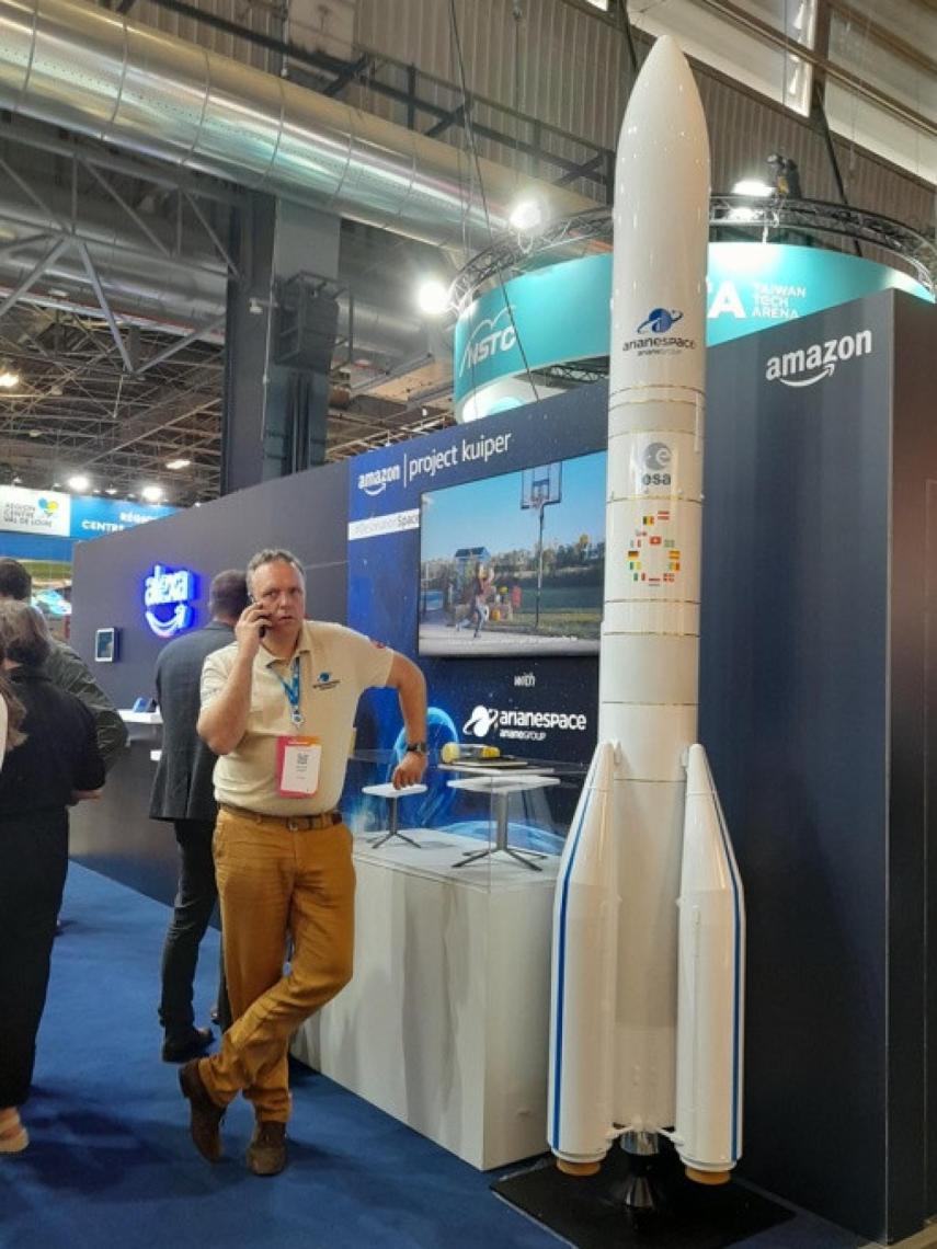 Reproducción del cohete europeo Ariane 5 en el estand de Amazon en el evento tecnológico de París.