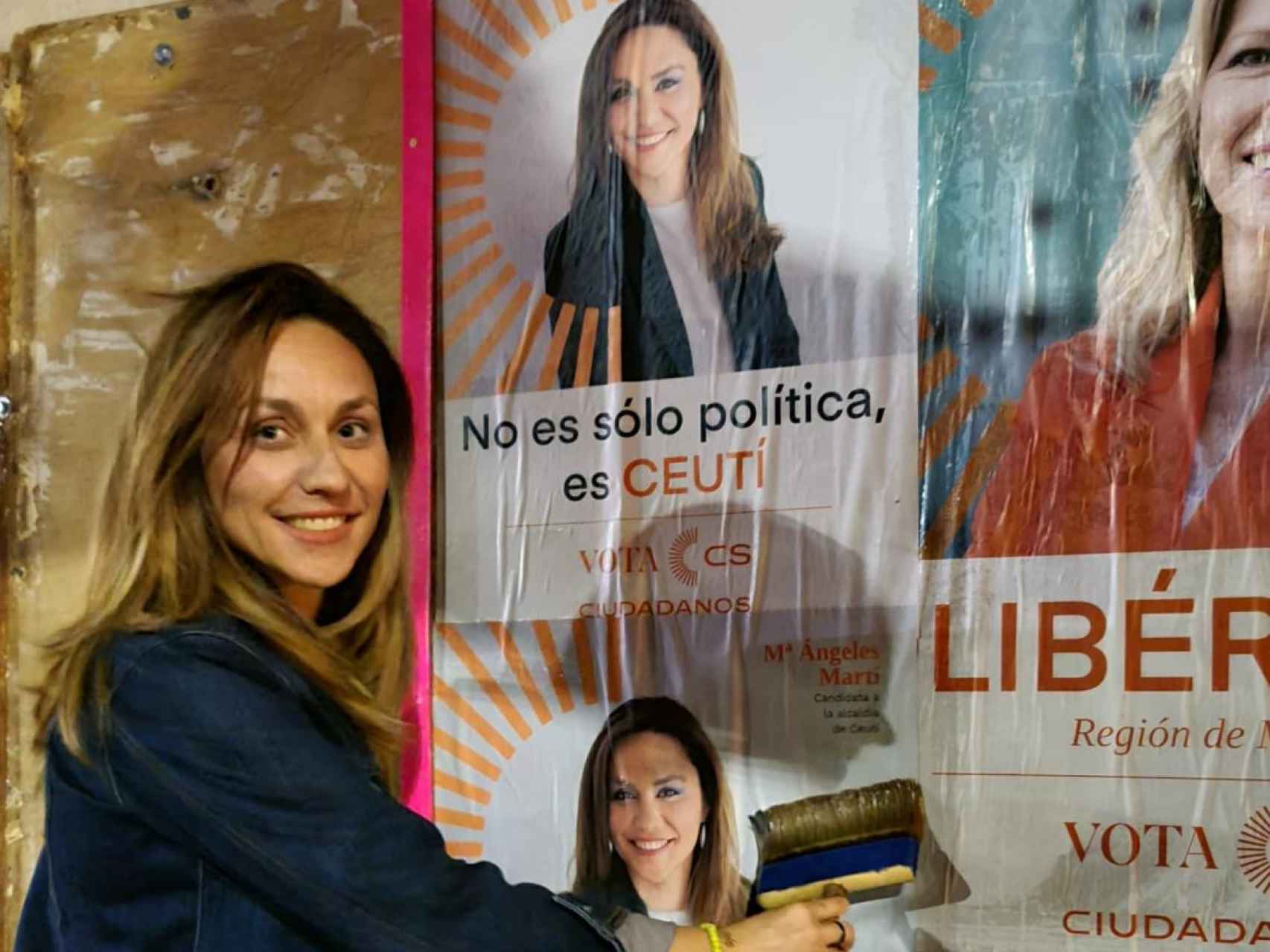 Mariángeles, pegando carteles en la última campaña electoral de mayo.