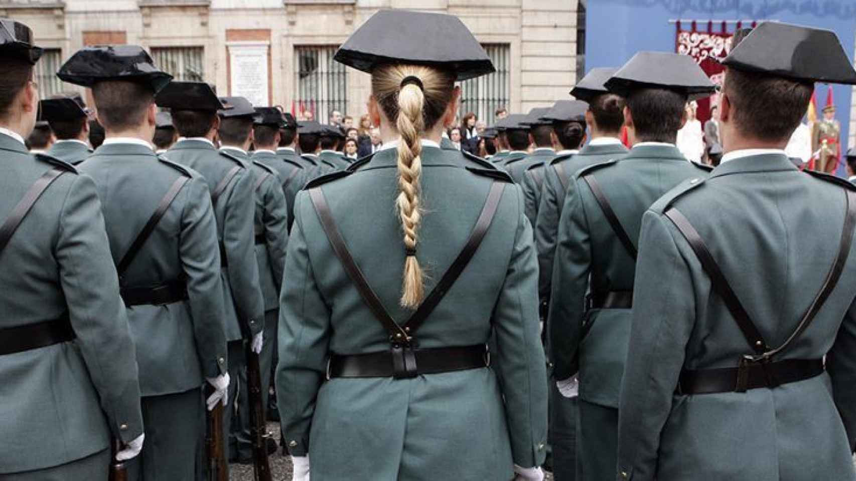 Hombres y mujeres de la Guardia Civil en formación