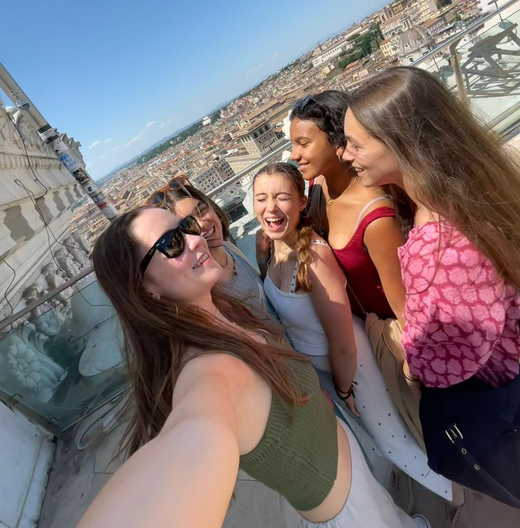 Clara, en primer plano, junto a sus amigas en Italia