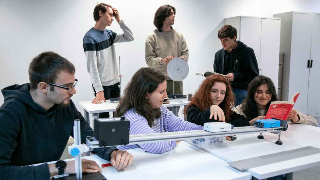 Varios alumnos de la primera promoción del doble grado en el laboratorio de Física de la U-tad.