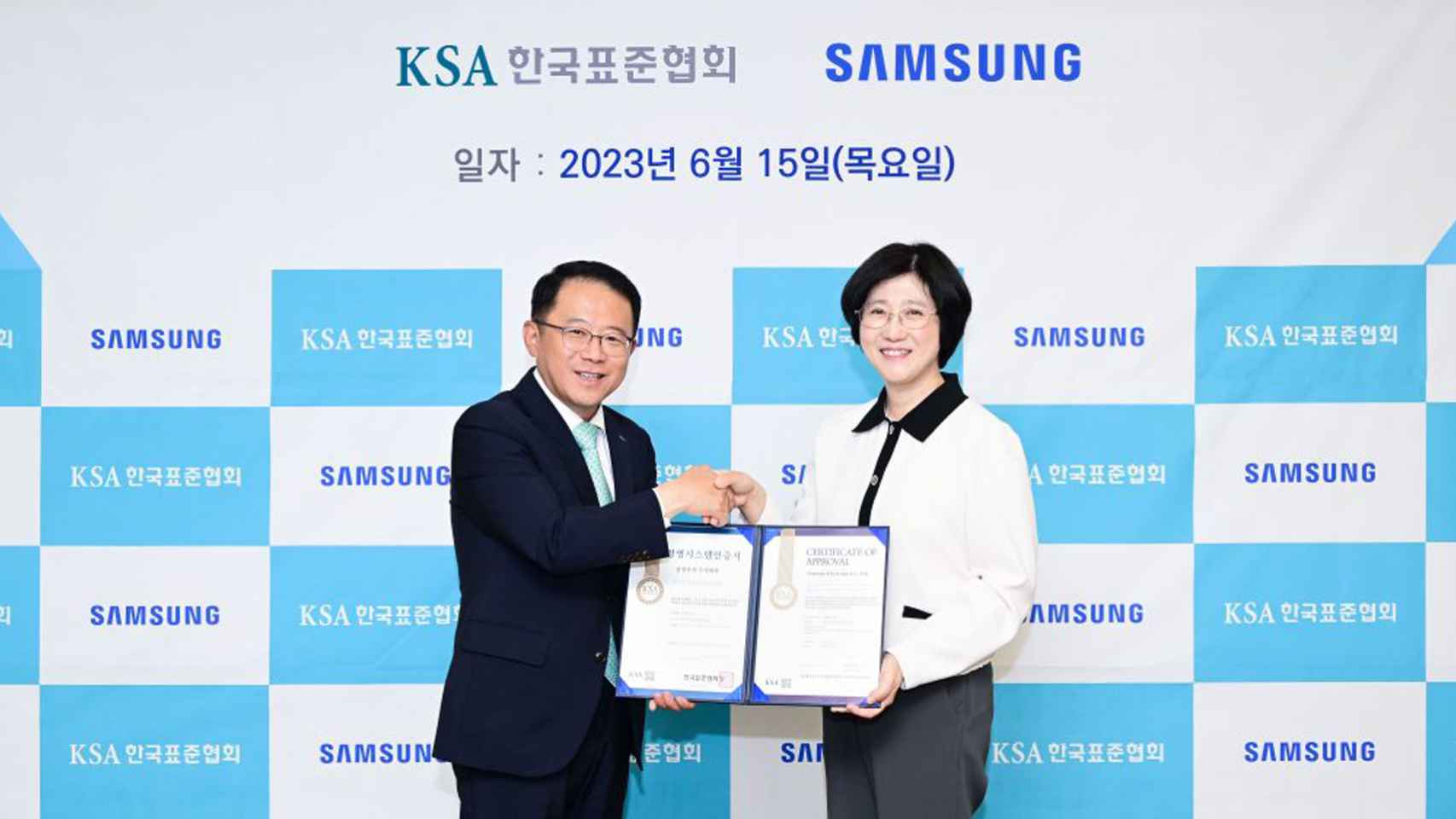 Yoo Mi-young, vicepresidente de la división de electrodomésticos de Samsung Electronics recibiendo el premio.
