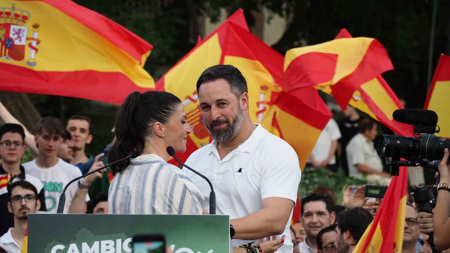 Macarena Olona y Santiago Abascal se abrazan en un mitin de Vox en Jaén, en junio de 2022.