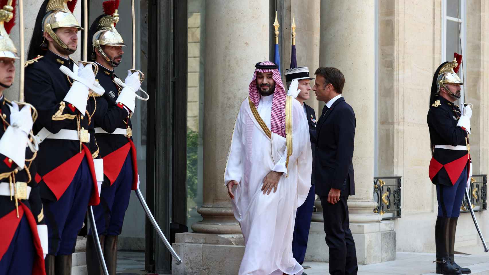 El presidente francés, Emmanuel Macron, da la bienvenida al príncipe heredero de Arabia Saudita, Mohammed bin Salman.