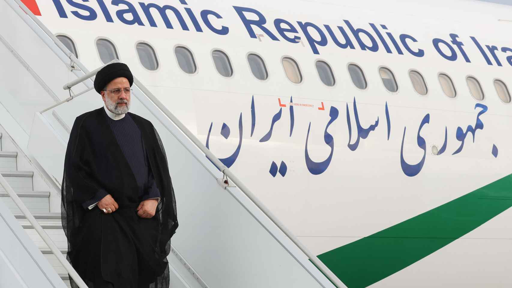 El presidente de Irán, Ebrahim Raisi, desciende del avión tras aterrizar en Nicaragua.