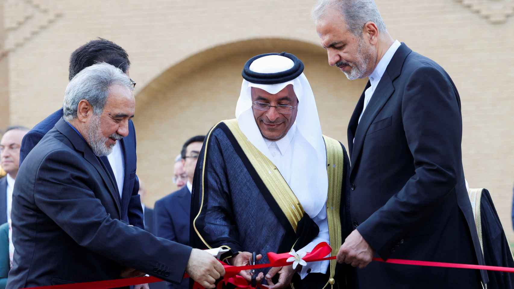 El jefe de Asuntos Consulares de Irán y su homólogo saudí inauguran la embajada persa en Riad, el 6 de junio.