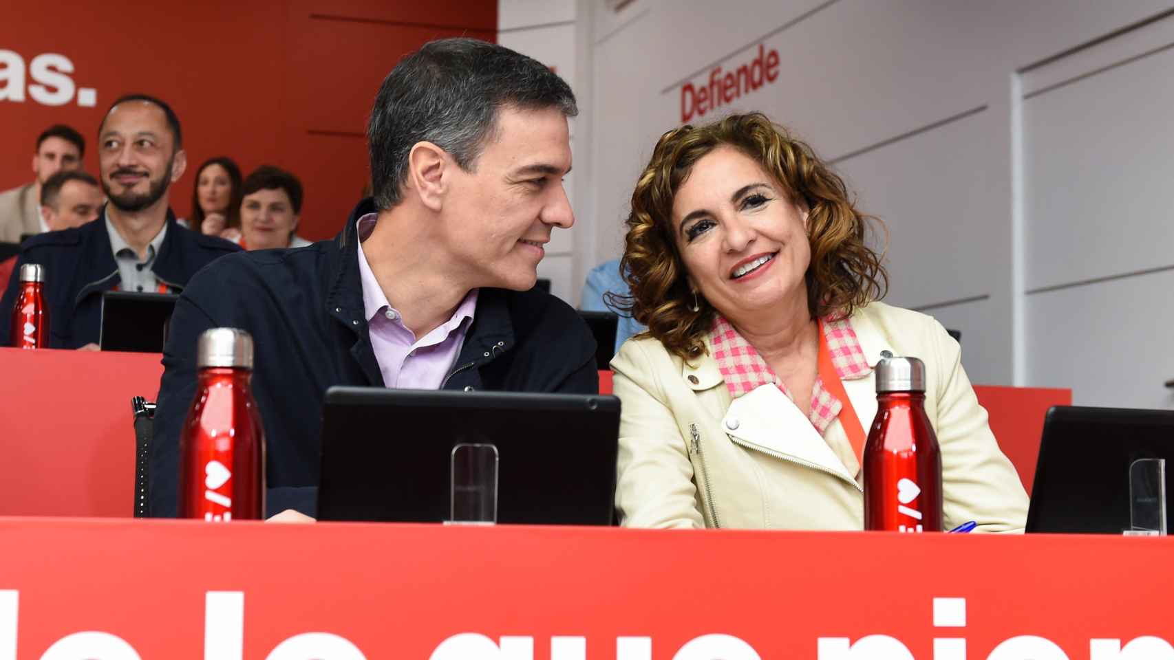 Pedro Sánchez, presidente del Gobierno, y María Jesús Montero, ministra de Hacienda y Función Pública, en una Ejecutiva del PSOE.