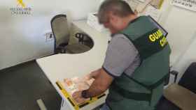 Detenida una pareja por intentar vender billetes falsos y usarlos para pagar en comercios en Alicante