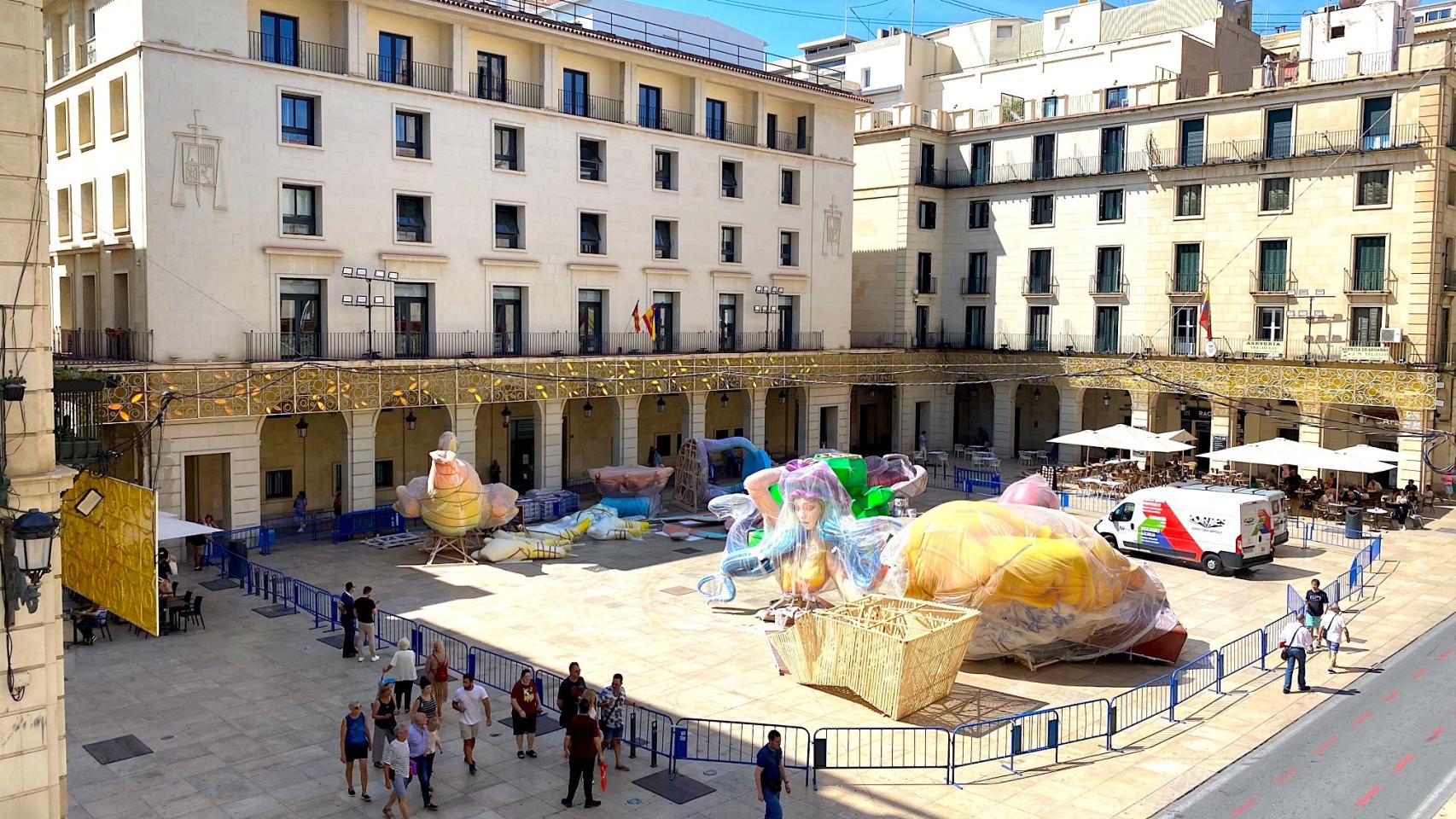 El equipo de Espadero ya ha empezado el montaje de la Hoguera oficial en la plaza del Ayuntamiento.