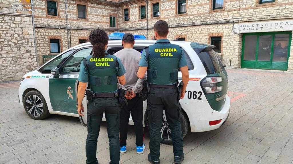 Imagen de la detención del ladrón de coches de Cuéllar