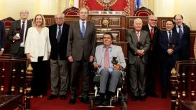 Los galardonados con los directivos de la Asociación Taurina Parlamentaria