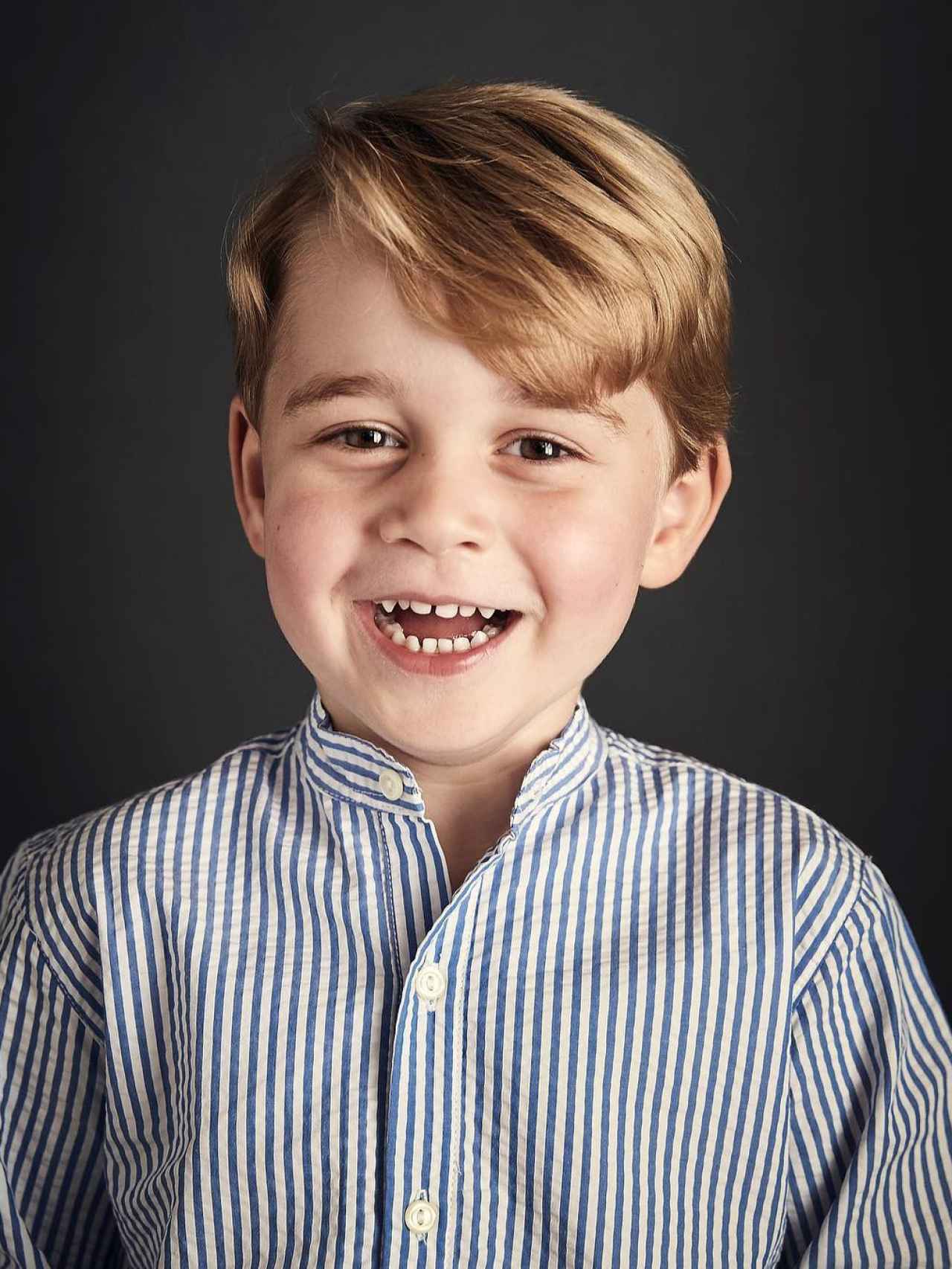 El príncipe George con una camisa de Amaia Kids.