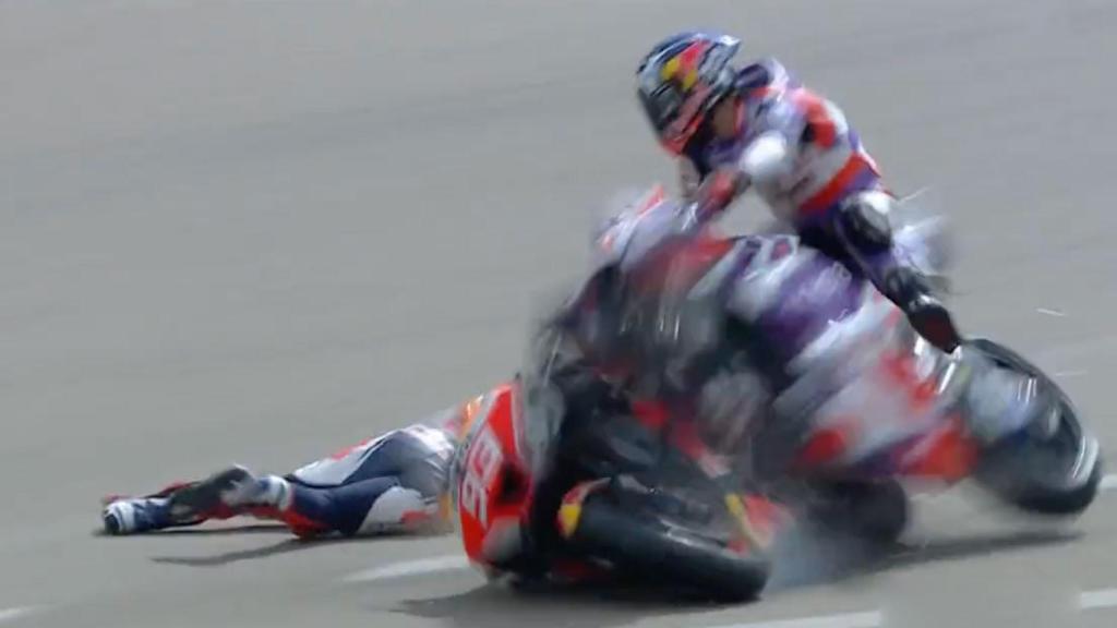 Momento en el que la moto de Marc Marquez choca contra la de Johann Zarco