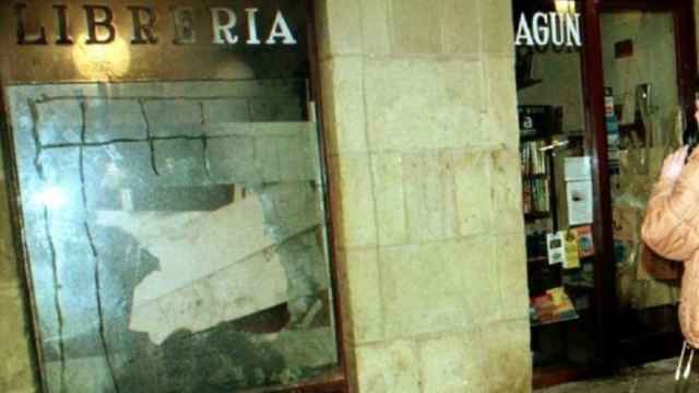 Ataque de la kale borroka a la librería Lagun (San Sebastián, País Vasco) en la madrugada del 12 de enero de 1997. Foto: Juan Herrero / EFE