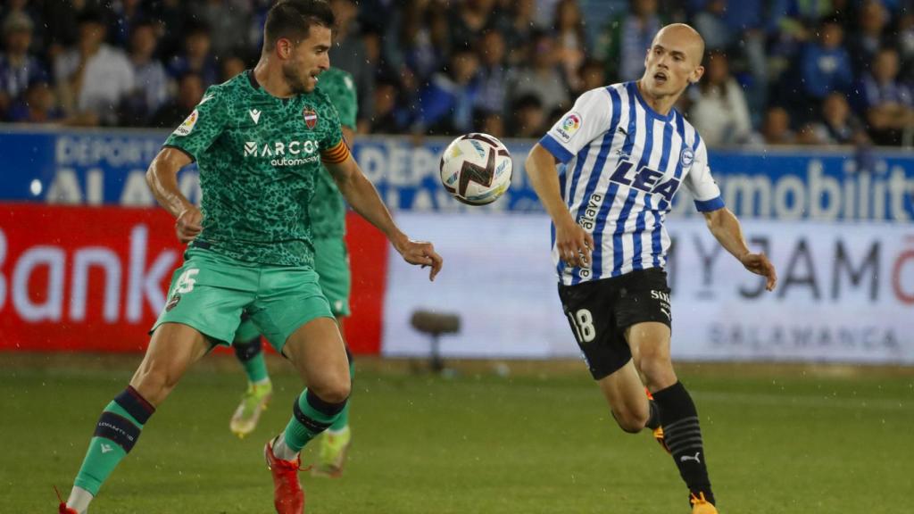 Sergio Postigo, en acción con Jon Guridi durante la ida de la final del playoff de ascenso a Primera