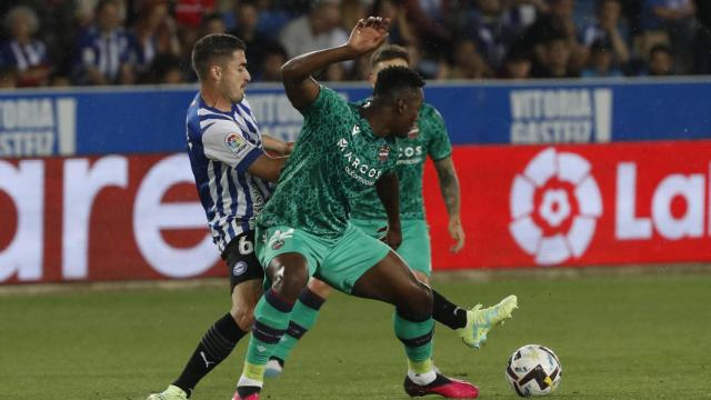 Toni Moya y Mohamed Bouldini, en acción durante el Alavés - Levante de la final del playoff de ascenso a Primera