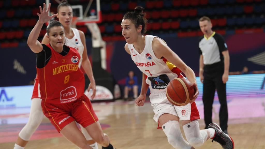 Leonor Rodríguez, ante Dragana Zivkovic en el España - Montenegro del Eurobasket Femenino 2023