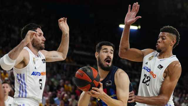 Kalinic, entre Rudy Fernández y Tavares durante el primer partido de la final de la ACB 2022/2023