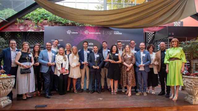 Foto de familia de los representantes de las entidades galardonadas en los I Premios Contra la Brecha Digital.