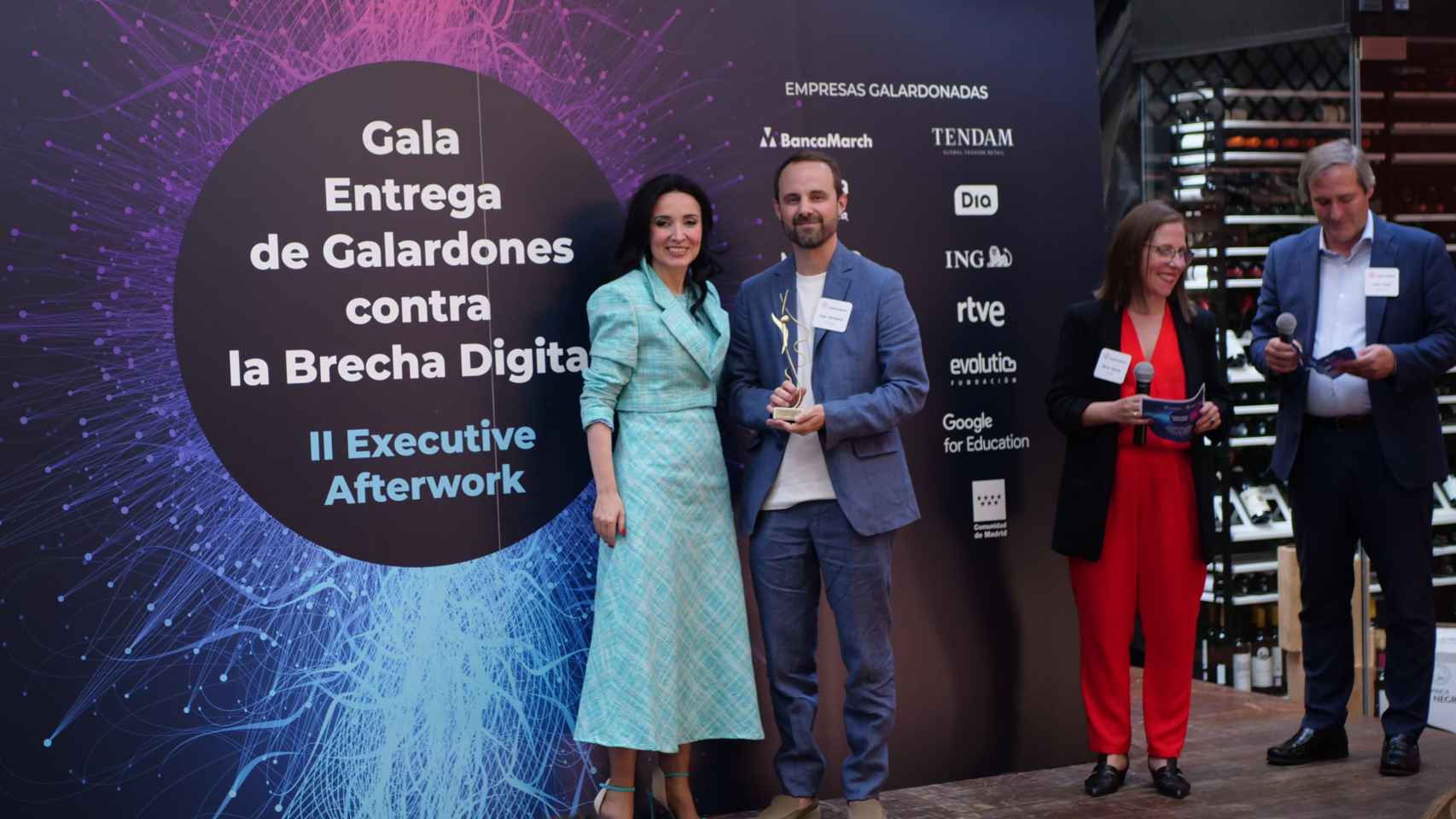 Cruz Sánchez de Lara, vicepresidenta de EL ESPAÑOL y editora de ENCLAVE ODS, magasIN y Vivir, entregando uno de los Premios Contra la Brecha Digital a un responsable de Mango.