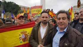 Santiago Abascal y José María Llanos (derecha) en una concentración convocada por Vox.