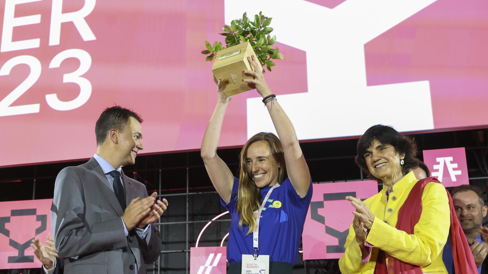 María Luke, cofundadora y CEO de Uelz, recogiendo el galardón a la mejor startup de South Summit 2023.