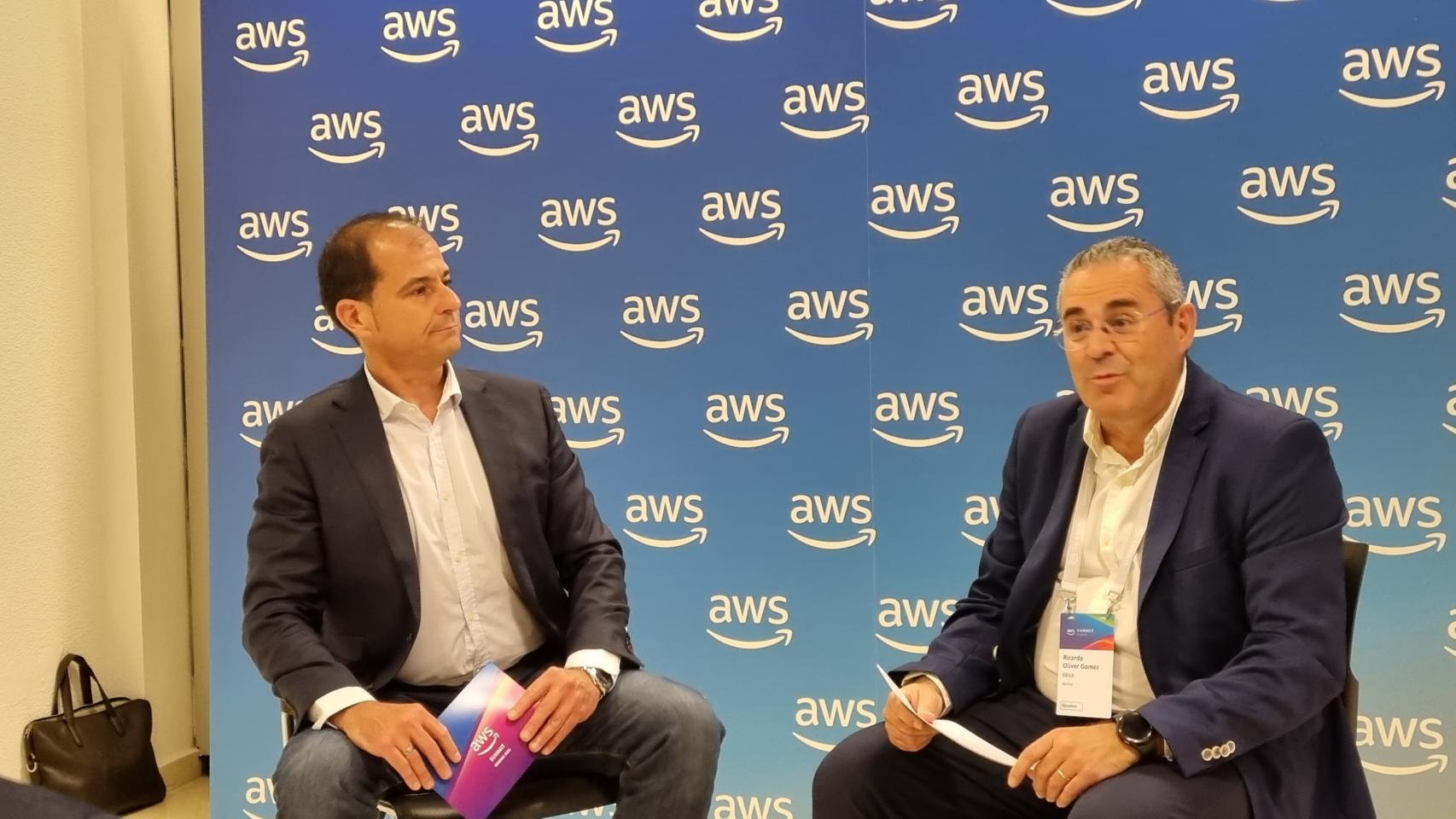 Miguel Álava, director general de AWS para Iberia, y Ricardo Oliver, jefe global de ingeniería de datos de BBVA.